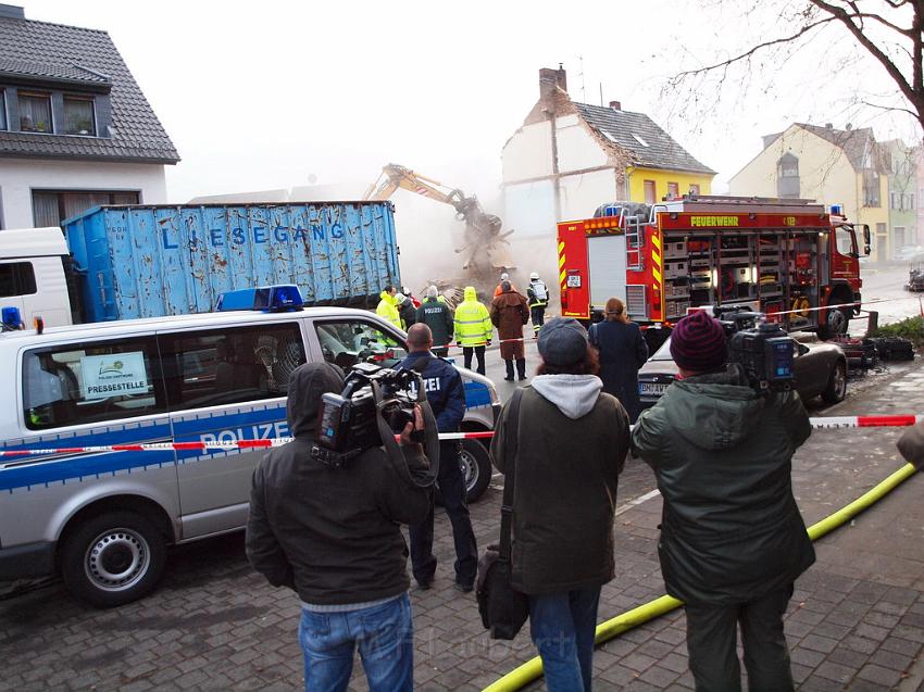 Hausexplosion Bruehl bei Koeln Pingsdorferstr P557.JPG